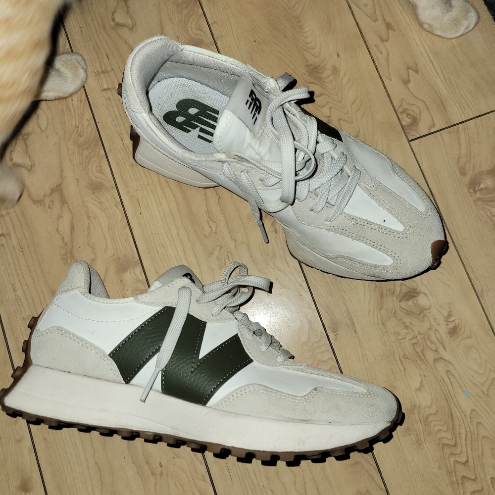 New Balance 327 sneakers cream green size 7